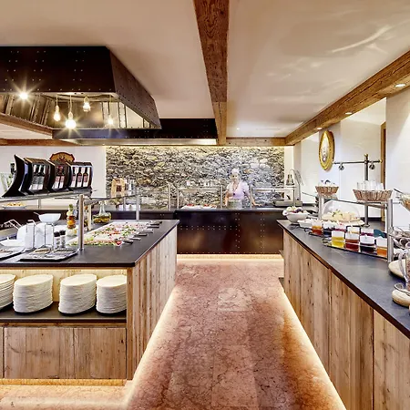 Готель Romantikhotel Zell Am